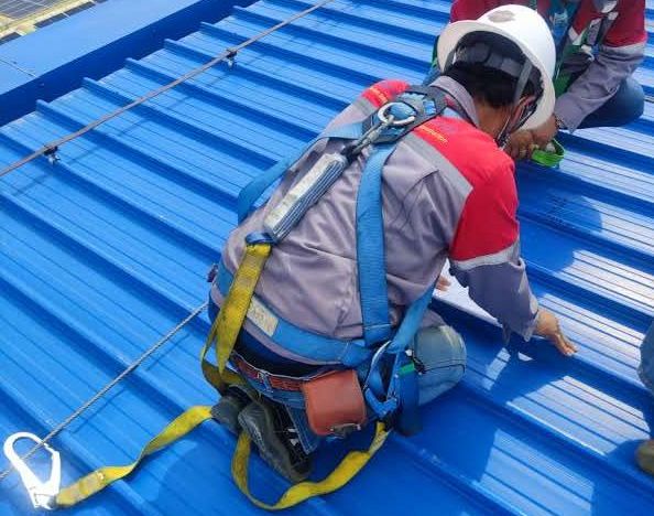 Correct full-body harness use during rooftop work
